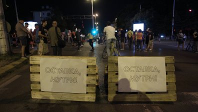 Протестиращи опънаха палатки на бул. "Ситняково", жандармерията ги събра