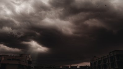 Буреносни облаци над страната, ще гърми, на много места има условия за градушки