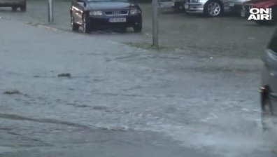 Обстановката в Пловдив се нормализира след мощната буря, ударила града