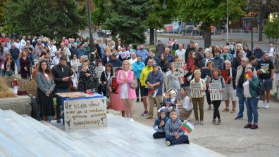 Осветиха с фенери Съдебната палата във Варна: "Свобода за Варна - Свобода за Благо"