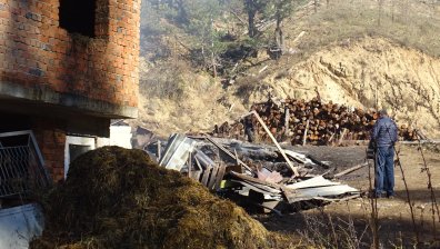 Животни и тонове фураж изгоряха при пожар в Якоруда