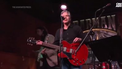 С китара в ръка Антъни Блинкен изрази подкрепа за Украйна от сцената на рок бар