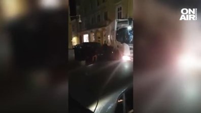 Неправилно паркирана кола обедини служители на чистотата и минувачи, които я отместиха с ръце