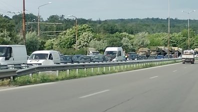 Две верижни катастрофи с 9 коли в района на Аспаруховия мост във Варна