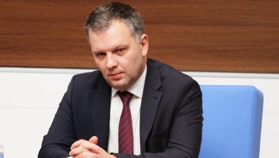Министър Найденов иска освобождаването на шефа на Агенцията по вписванията