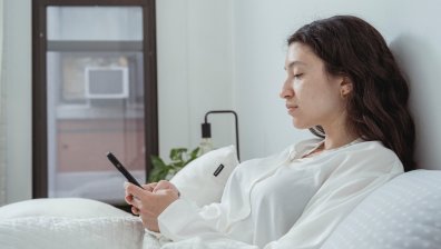 Зарежете телефона и пийте хладка вода с лимон за добро начало на деня