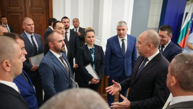 Радев награди 15 полицаи, разкрили престъпления с висок обществен риск