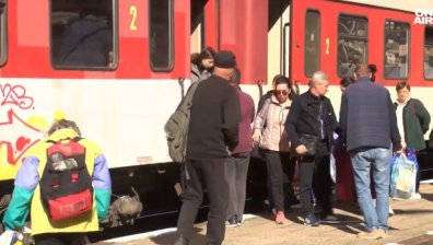 Пътуването с влак е приключение: Закъснения, претъпкани вагони, лоши условия