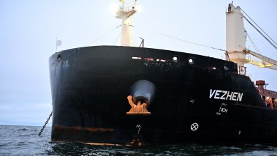 Българите от "Вежен" могат да напуснат кораба, но решили да останат