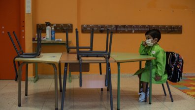 Каталуния наложи карантина на стотици деца на втория учебен ден