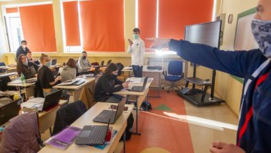 Все повече общини преминават към дистанционно обучение в училищата