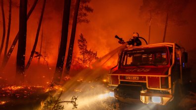 Огнена стихия бушува до българската граница