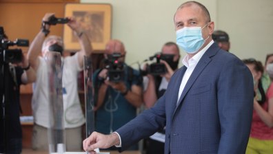 Радев решава за провеждане на избори 2 в 1 след среща с ЦИК