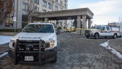 Пияна канадка унищожи 4 къщи, рани полицаи и заведе дело срещу търговци на алкохол