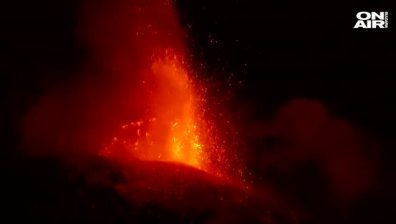 Етна изригна отново, две летища в Сицилия бяха затворени