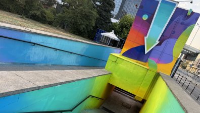 Графити артистът Николай Петров - Glow изрисува пешеходен подлез в София