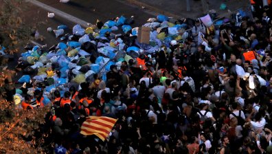 Барикада от боклуци в седмия ден на протести в Барселона (+Видео)