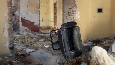 Бездомни хора обитават опасни постройки - къде са институциите?