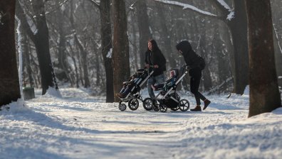 Временно затопляне днес, условия за поледици и нова порция сняг и студ в събота 