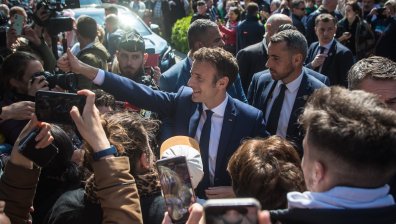 Макрон печели втори мандат, бие убедително Льо Пен