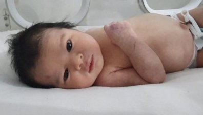 Масови опити за отвличане на бебето, родило се под руините в Сирия, заради пари