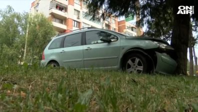 Кола без шофьор удари такси в Търново и се заби в дърво (+ВИДЕО)