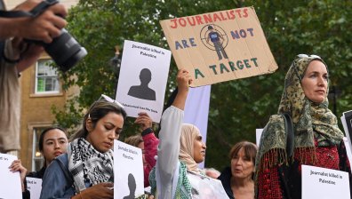Черни ленти и прекъснати предавания: Медии протестират срещу смъртта на колеги в Газа