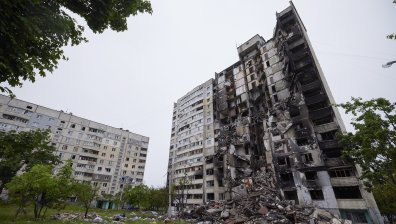 Русия дава задна за Северодонецк, Украйна обвини Москва, че продава зърното ѝ