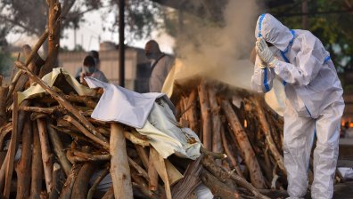 Кризата с Ковид-19 в Индия се задълбочава: Откриха десетки трупове в река Ганг