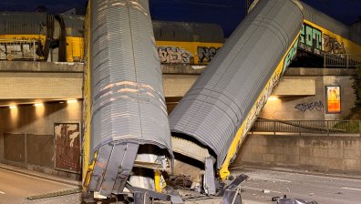 Влак падна от мост в Германия, има тежко ранен