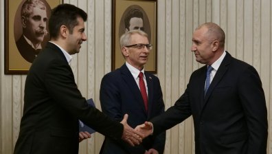 Радев към Кирил Петков: Съчувствам ви, кризата вече чука на вратата