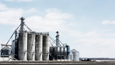 Петролът понижи цента си, инвеститорите погледнаха към доставки от Иран