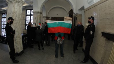От "Изправи се! Мутри, вън!" протестираха срещу главния прокурор, поискаха разговор с Гешев