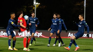 Огнище на новия вариант Омикрон във футболен отбор
