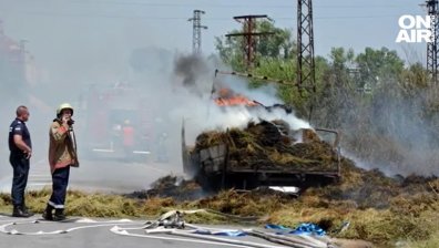 Натоварен със слама камион горя край Хасково, шофьорът се спаси