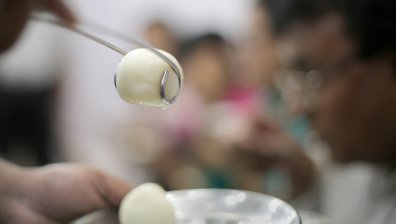 Бой за десерт на сватба прати шестима в болница