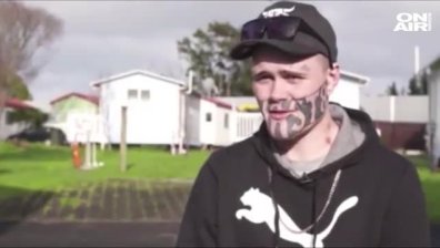 Новозеландец с татуировка "опустошавай" върху лицето си получи работа 
