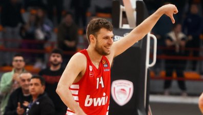 Извънземен Везенков изстреля "Олимпиакос" на върха в Евролигата