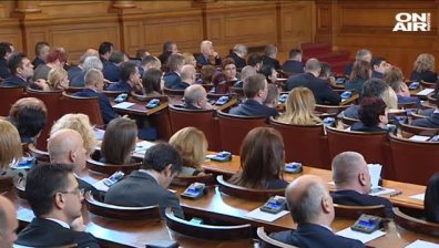 Извънредно гласуват вота на недоверие, Борисов го няма 