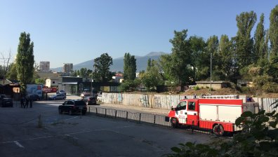 Голям пожар горя в района на Сточна гара в София