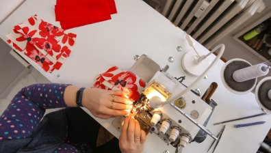 Модна къща в София се превърна в ателие за ръчно изработени маски	