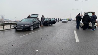 Петима в болница след верижна катастрофа с 20 коли в София
