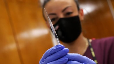 Франция с вечерен час: Страната се бори с третата вълна на Ковид-19