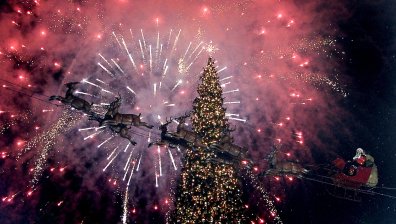 30-метрово коледно дърво грейна в Лос Анджелис с пиротехническо шоу и изкуствен сняг