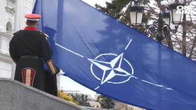 Тържествено: Знамето на НАТО вече се вее в Скопие