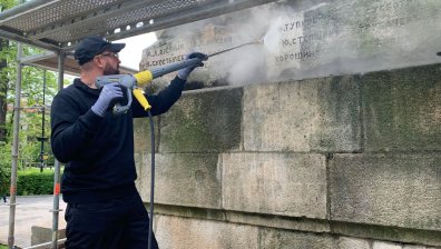 Почистват безплатно Докторския паметник в София
