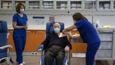 Гърция отвори Ковид болниците, медици призовават за спешна ваксинация