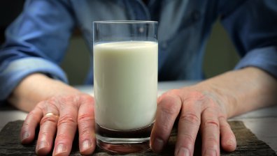 Чаша топло мляко с канела прави чудеса преди сън