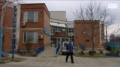 Специалистите от център за подкрепа на хора с увреждания в "Слатина" излизат на протест