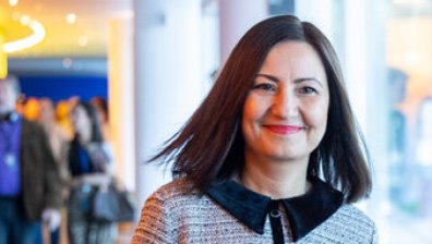 Българският еврокомисар идва у нас, среща се първо с Денков, после с Радев